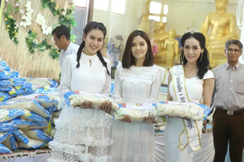 ดร.ทวีศักดิ์ นำทีมดาราจิตอาสาร่วมแจกข้าวสาร ในโครงการ “ข้าวหนึ่งถุงหุงเพื่อพ่อแม่”