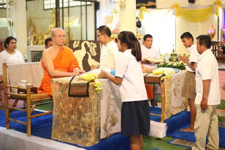 ดร.ทวีศักดิ์ นำทีมดาราจิตอาสาร่วมแจกข้าวสาร ในโครงการ “ข้าวหนึ่งถุงหุงเพื่อพ่อแม่”