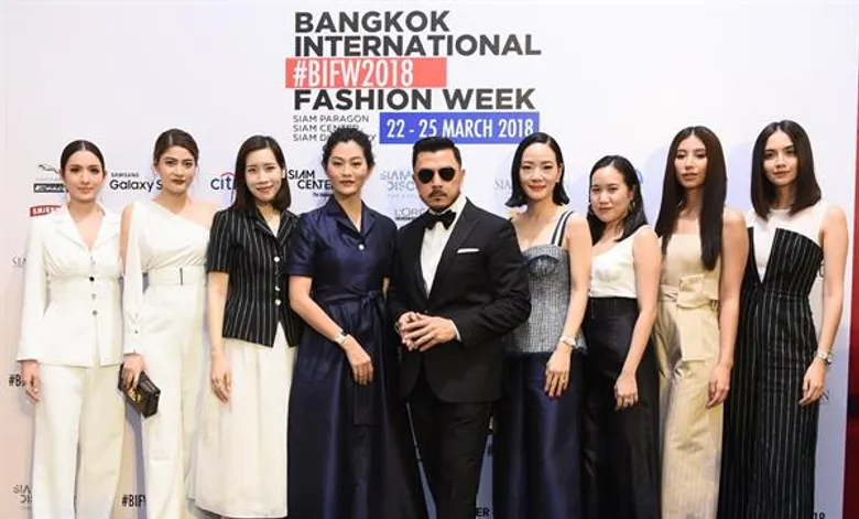 มิ้นต์-มาร์กี้ พร้อมดาราสาวอีกมากมาย ควงกันมาชมแฟชั่นโชว์ Asava “Subliminal” spring/summer 2018 คอลเลคชั่นที่นำพาทุกท่านก้าวข้ามกรอบและขีดจำกัดเปลือกนอกของแฟชั่น
