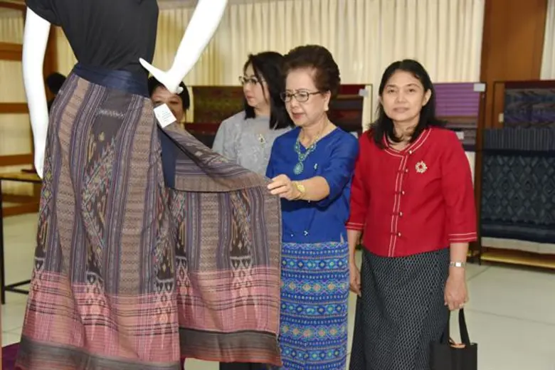 เสน่ห์ผ้าทอไทย...กับการประยุกต์ใช้ในชีวิตประจำวัน  นิทรรศการ “นุ่งห่มผ้าไทย”