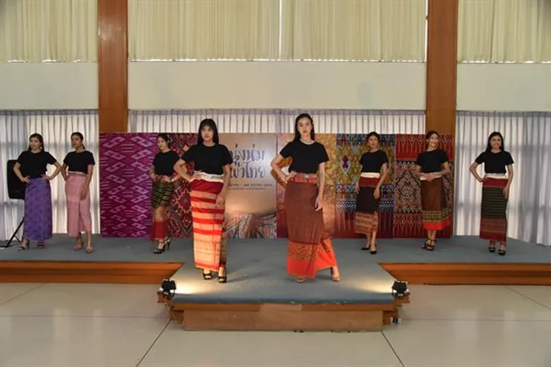 เสน่ห์ผ้าทอไทย...กับการประยุกต์ใช้ในชีวิตประจำวัน นิทรรศการ “นุ่งห่มผ้าไทย”