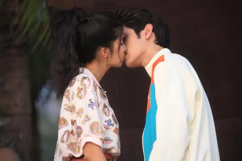 “ก้อย-ปังปอนด์” เขินหนัก!! โชว์ “จูบหวาน” ริมหาดสุดโรแมนติก