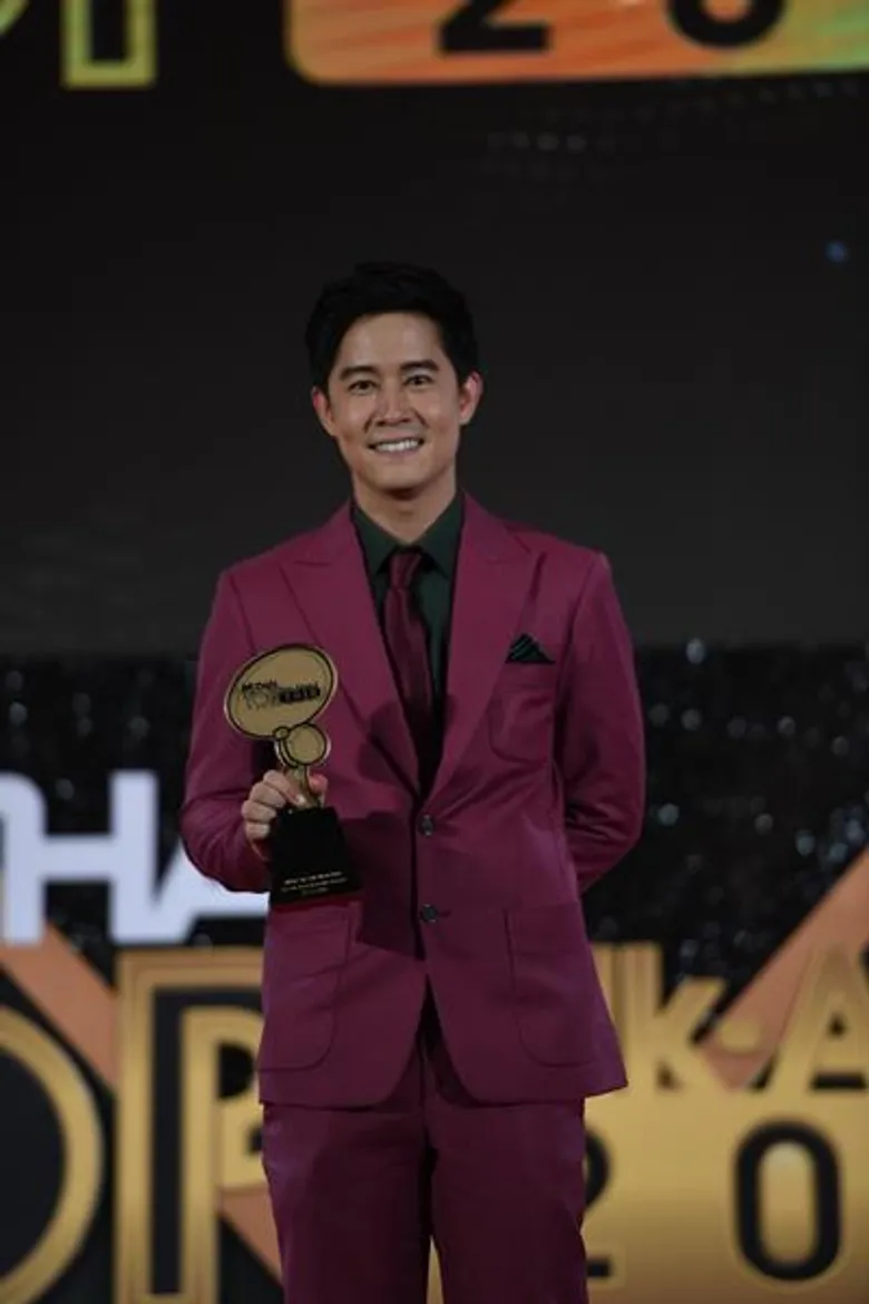 ซุปตาร์ “อั้ม-พัชราภา” นำทีม “นักแสดง-ศิลปิน-คนดัง” คว้ารางวัล “MThai Top Talk-About 2018” คึกคัก