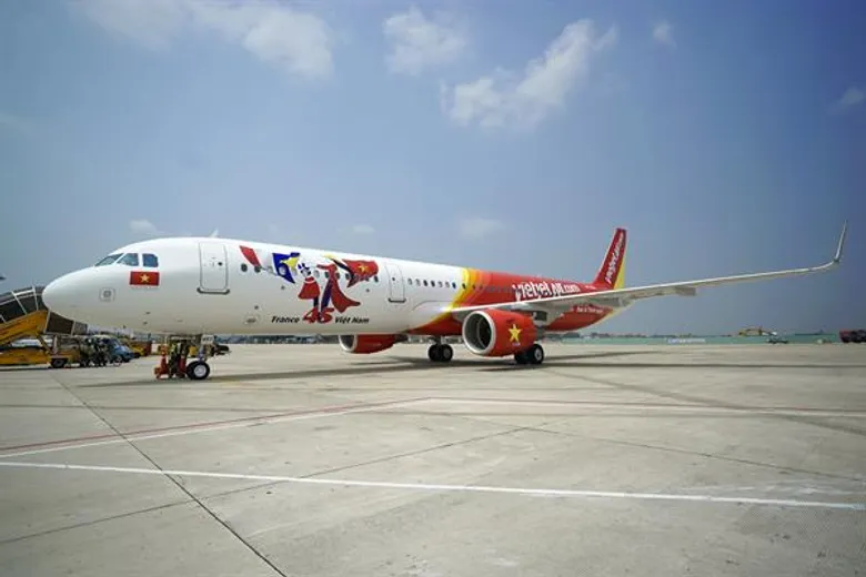 เวียตเจ็ทรับมอบเครื่องบินแอร์บัส A321 ลำใหม่ที่มีลวดลายเป็นสัญลักษณ์ฉลอง 45 ปีความสัมพันธ์ทางการทูตเวียดนาม-ฝรั่งเศส
