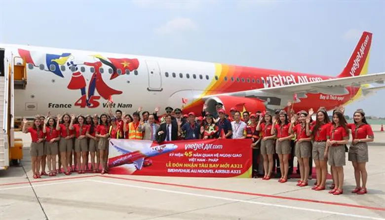 เวียตเจ็ทรับมอบเครื่องบินแอร์บัส A321 ลำใหม่ที่มีลวดลายเป็นสัญลักษณ์ฉลอง 45 ปีความสัมพันธ์ทางการทูตเวียดนาม-ฝรั่งเศส