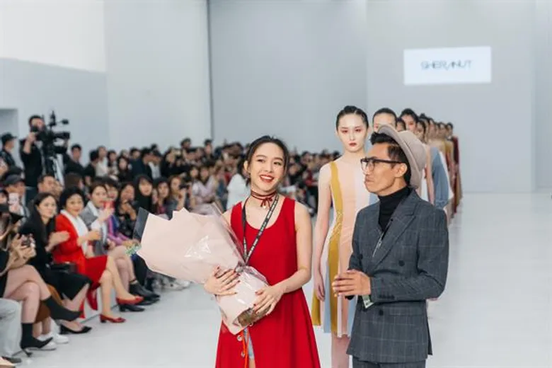 “น้ำชา ชีรณัฐ” สะกดทุกสายตาบนรันเวย์ ส่ง “SHERANUT” ทำแฟชั่นโชว์ใน งาน “ShenZhen Fashion Week 2018”