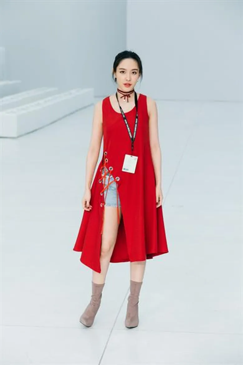 “น้ำชา ชีรณัฐ” สะกดทุกสายตาบนรันเวย์ ส่ง “SHERANUT” ทำแฟชั่นโชว์ใน งาน “ShenZhen Fashion Week 2018”