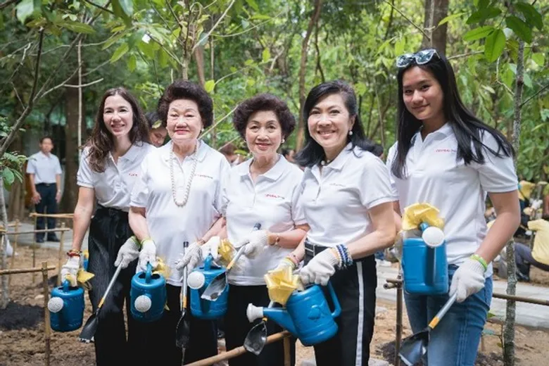 จิตอาสากลุ่มเซ็นทรัลรวมพลังปลูกกล้าไม้ยืนต้น เพิ่มพื้นที่สีเขียวในเมือง