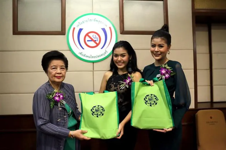 ธัญญ่า-ลาดา อาร์สยาม ปลื้ม! รับรางวัลเพื่อสังคมไทยปลอดบุหรี่ ปี 2561