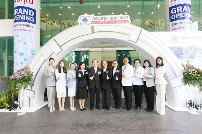 ก้อย รัชวิน และ นุ้ย สุจิรา ร่วมย้ำและเชิญชวนให้ความสำคัญสุขภาพและการดูแลตัวเองในงานเปิดอาคารพรีเมียม รพ. มหาชัย2