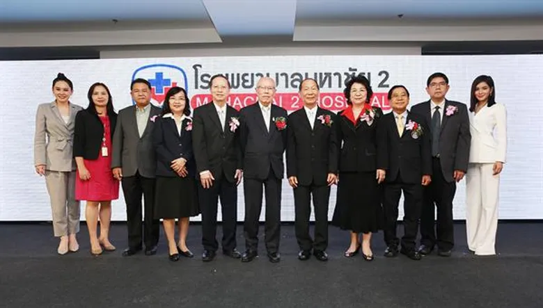 ก้อย รัชวิน และ นุ้ย สุจิรา ร่วมย้ำและเชิญชวนให้ความสำคัญสุขภาพและการดูแลตัวเองในงานเปิดอาคารพรีเมียม รพ. มหาชัย2