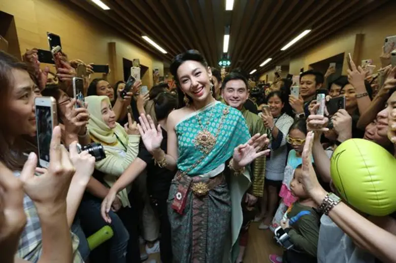 เอไอเอส เปิดศูนย์ปฏิบัติการเครือข่ายต้อนรับ “แม่หญิงเบลล่า ราณี – การะเกด” จากบุพเพสันนิวาส พรีเซ็นเตอร์ที่ฮอตสุดในสยามประเทศ การันตี! สัญญาณแรงข้ามภพข้ามชาติ
