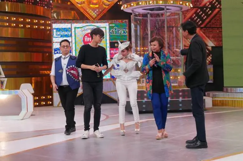 ทีวีไกด์: รายการ “กิ๊กดู๋ สงครามเพลงเงาเสียง”  “กิ๊กดู๋ฯ”  ระเบิดศึกสงครามเพลงเงาเสียง!เปิดตัวนักร้องแม่ลูกตระกูล “บุญสูงเนิน” “ทอย-เดอะทอยส์” ปะทะ “นิตยา บุญสูงเนิน”
