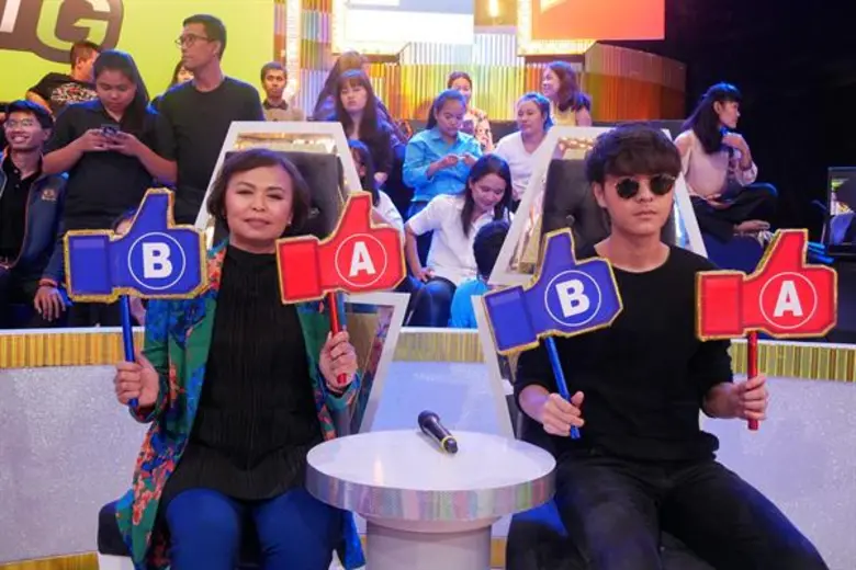ทีวีไกด์: รายการ “กิ๊กดู๋ สงครามเพลงเงาเสียง”  “กิ๊กดู๋ฯ”  ระเบิดศึกสงครามเพลงเงาเสียง!เปิดตัวนักร้องแม่ลูกตระกูล “บุญสูงเนิน” “ทอย-เดอะทอยส์” ปะทะ “นิตยา บุญสูงเนิน”
