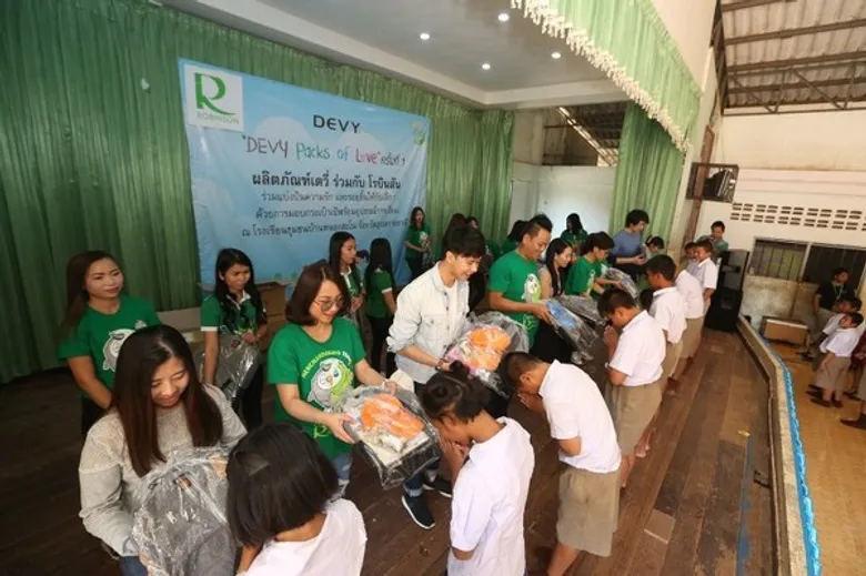 โรบินสัน จับมือ DEVY ร่วมสานฝันน้องโรงเรียนชุมชนบ้านหนองสะโน มอบกระเป๋าเป้นักเรียนกว่า 200 ชุด