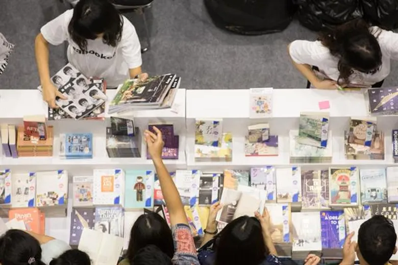 ปิดฉากงานสัปดาห์หนังสือ ผู้เข้าร่วมงาน 1.8 ล้านคน ปลื้มใจนักอ่านวัยรุ่นร่วมงานล้นหลาม เกิดปรากฏการณ์ต่อยอดความรู้จากความบันเทิง ออเจ้าพาหมวดหนังสือประวัติศาสตร์พุ่งแรง ทั้งนิยาย สารคดี และการ์ตูนความรู้