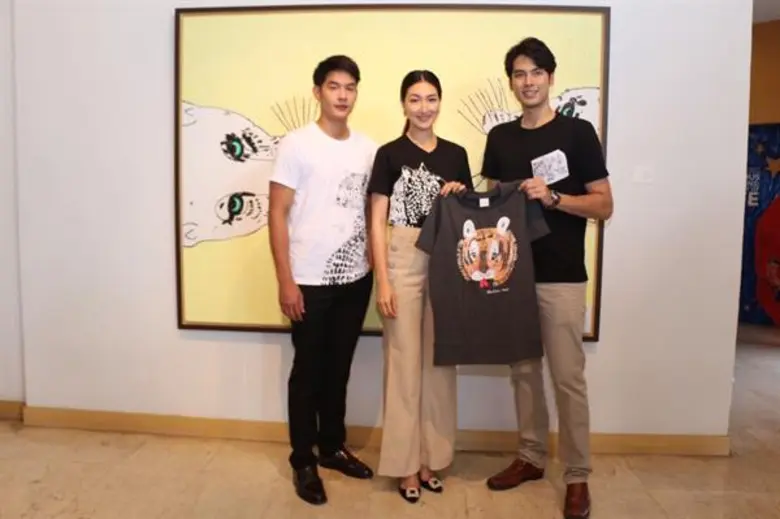 ศิลปินดารา เชิญชวนชมนิทรรศการศิลปกรรม "หลากลาย หลายชีวิต" ใน สมเด็จพระเจ้าลูกเธอ เจ้าฟ้าจุฬาภรณวลัยลักษณ์ อัครราชกุมารี และซื้อเสื้อยืดและเสื้อโปโลลายเสือจากภาพวาดฝีพระหัตถ์ เพื่อสมทบทุนมูลนิธิจุฬาภรณ์