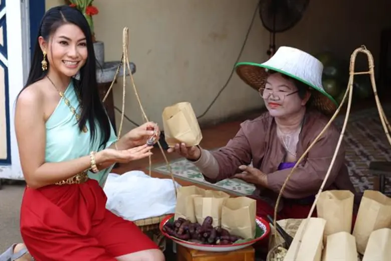 ไผ่ – เปาวลี นำทีมศิลปินแกรมมี่โกลด์ พาแฟนคลับ แต่งชุดไทย ห่มสไบย้อนยุค ตะลุยเมืองมัลลิกา