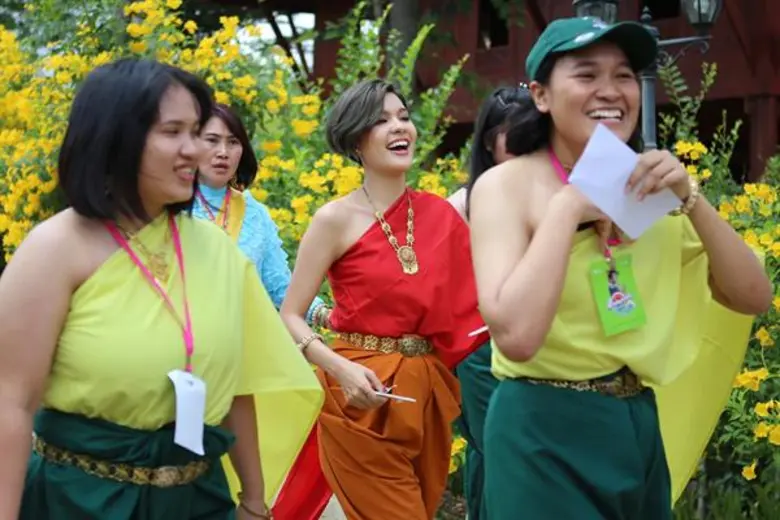 ไผ่ – เปาวลี นำทีมศิลปินแกรมมี่โกลด์ พาแฟนคลับ แต่งชุดไทย ห่มสไบย้อนยุค ตะลุยเมืองมัลลิกา