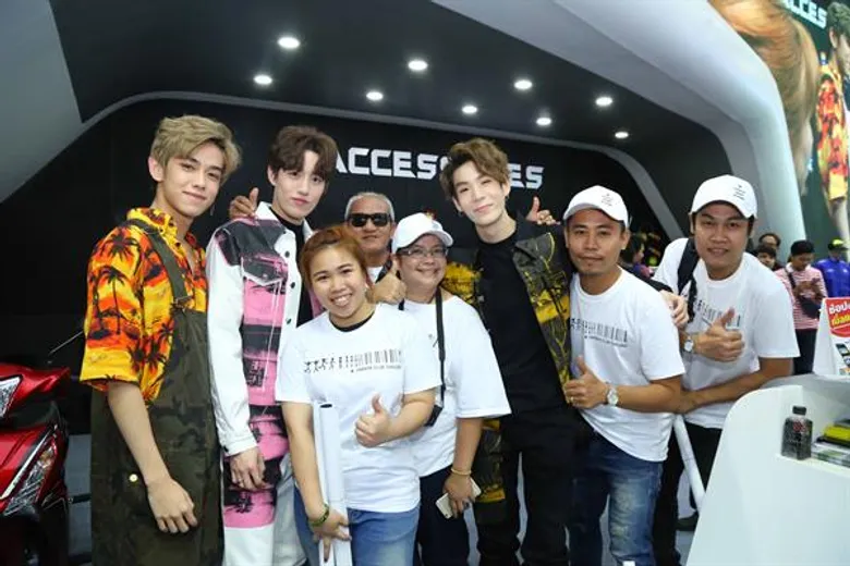 “QBIX DAY – วันรวมพลคนรักคิวบิกซ์” กิจกรรมไลฟ์สไตล์สำหรับคนวัยมันส์ยุคดิจิตอล!!! อลังการสุดขีด!!! กับกองทัพรถแต่งคิวบิกซ์ขั้นเทพ และกิจกรรมสุดมันส์ พร้อมร่วมมีทแอนด์กรี๊ด ต่อ ธนภพ, เจเจ กฤษณภูมิ และ เติร์ด ลภัส และหนุ่มๆ จากโปรเจ็ค 9x9