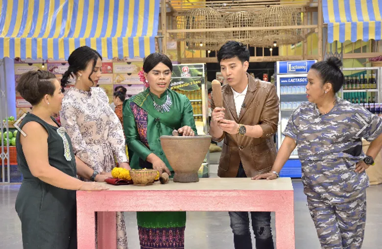 ทีวีไกด์: รายการ "ตลาดสดพระราม ๔" “ตุ้ย-เกียรติกมล” สวมวิญญาณพ่อค้าแซบ!! โชว์ฝีมือควงสาก!! ตำส้มตำสูตรเด็ดจากตลาดคลองลัดมะยม