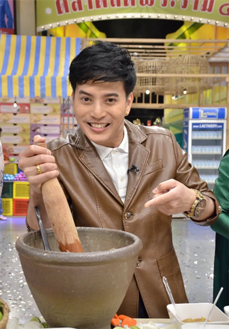 ทีวีไกด์: รายการ "ตลาดสดพระราม ๔" “ตุ้ย-เกียรติกมล” สวมวิญญาณพ่อค้าแซบ!! โชว์ฝีมือควงสาก!! ตำส้มตำสูตรเด็ดจากตลาดคลองลัดมะยม
