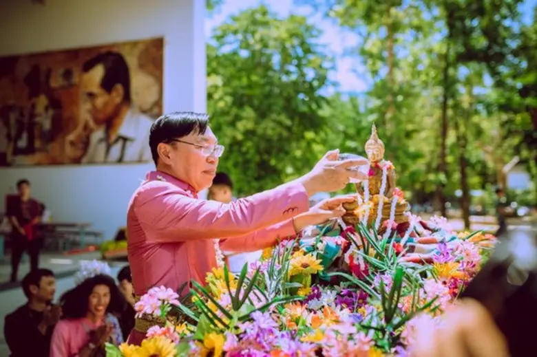 ราชภัฏโคราชมหาสงกรานต์ย้อนยุค พร้อมใจแต่งชุดไทยอย่างพร้อมเพรียง ร่วมสืบสานประเพณีสงกรานต์