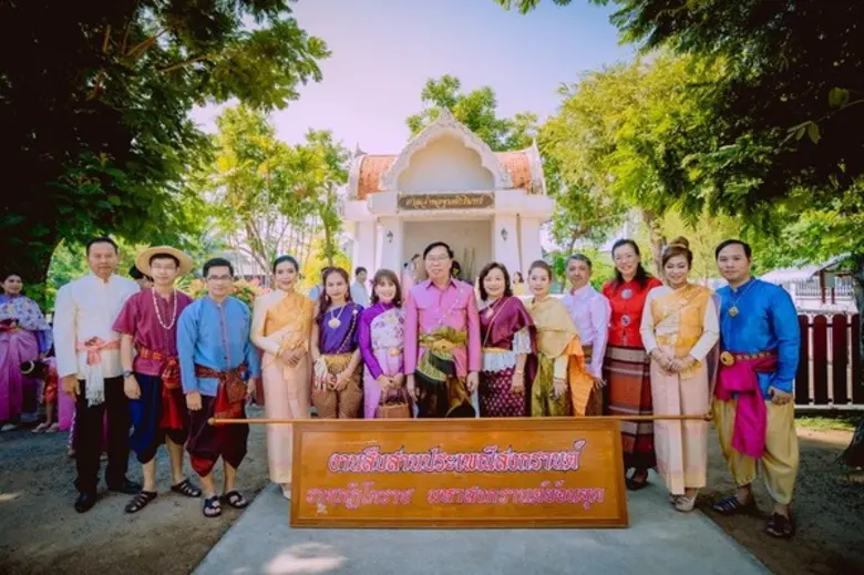 ราชภัฏโคราชมหาสงกรานต์ย้อนยุค พร้อมใจแต่งชุดไทยอย่างพร้อมเพรียง ร่วมสืบสานประเพณีสงกรานต์