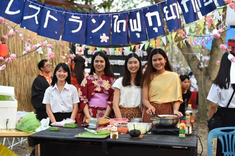 กองส่งเสริมศิลปวัฒนธรรมม.นเรศวรจัดตลาดนัดสืบสานสงกรานต์ชาติพันธุ์...อบอุ่น งดงาม ตามรอยไทย