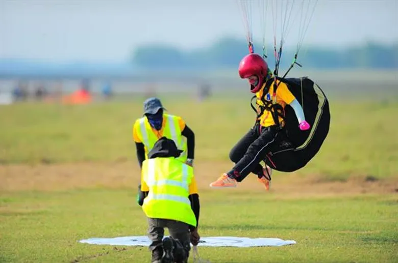 สมาคมกีฬาทางอากาศฯ จัดพิธีเปิดการแข่งขันกีฬาร่มร่อนชิงแชมป์เอเชี่ยน-โอเชียนิก ครั้งที่ 1 ณ สนามกีฬาทางอากาศชั่วคราวเขื่อนป่าสักชลสิทธิ์ อำเภอวังม่วง จังหวัดสระบุรี