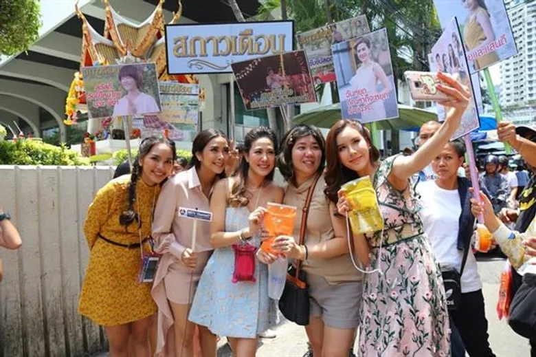 เพลง – ฟิล์ม – ฝ้าย - เกี่ยวก้อย ชื่นมื่น พบปะแฟนๆ ในกิจกรรม “สกาวเดือน ร่วมส่งสุข สงกรานต์”