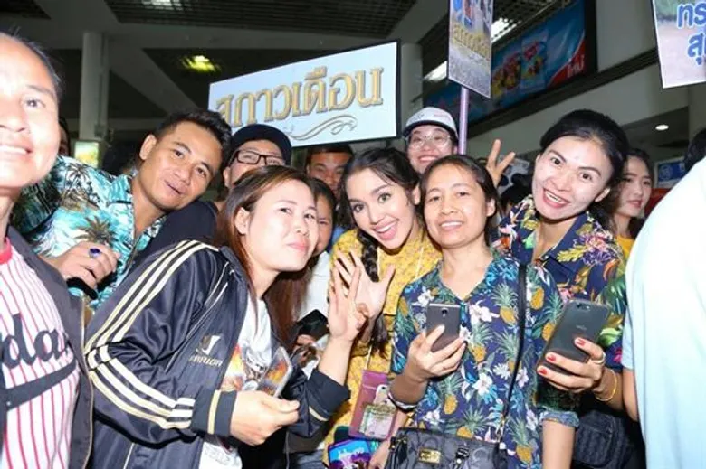 เพลง – ฟิล์ม – ฝ้าย - เกี่ยวก้อย ชื่นมื่น พบปะแฟนๆ ในกิจกรรม “สกาวเดือน ร่วมส่งสุข สงกรานต์”