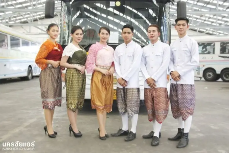 ภาพข่าว: ร่วมอนุรักษ์และสืบสานประเพณีไทย “นครชัยแอร์” จัดพนักงานต้อนรับบนรถ แต่งชุดไทยย้อนยุคให้บริการผู้โดยสาร รับเทศกาลสงกรานต์ 2561