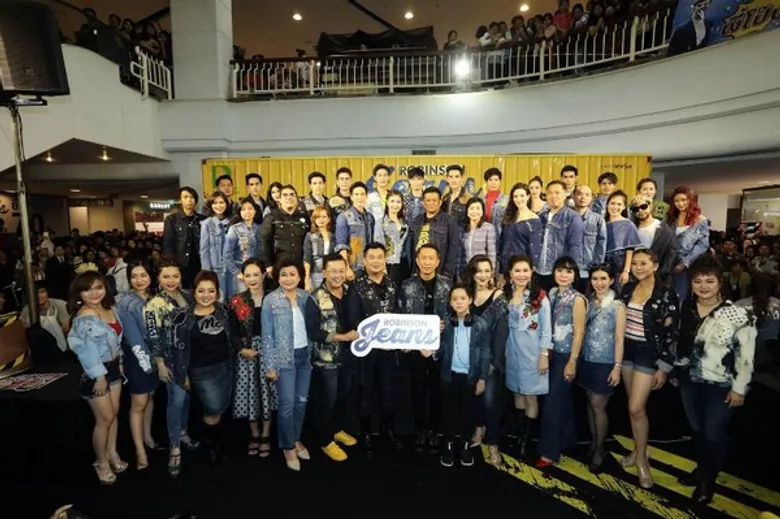 ห้างแตกอีกรอบ ROBINSON คว้าตัว 4 นักแสดงจาก บุพเพสันนิวาส โป๊ป – ปั้นจั่น – ซูซี่ – เอิร์ท ร่วมอวดเทรนด์ยีนส์ 2018 บนแฟชั่นรันเวย์