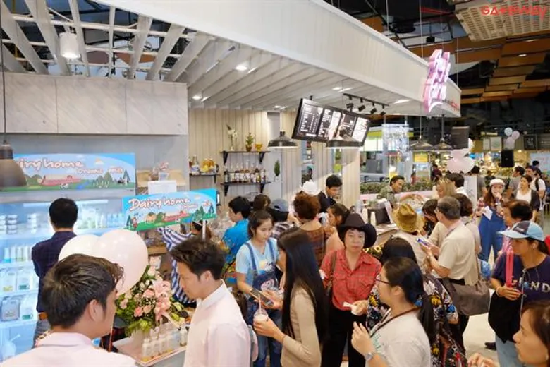 เอมี่ฟาร์ม ร้านผลิตภัณฑ์แดรี่ ออร์แกนิค สไตล์คาวบอย วัตถุดิบสดใหม่ทุกวันจากแดรี่ โฮม เขาใหญ่เพื่อคนรักสุขภาพ เปิดแล้ววันนี้ ที่ชั้น G ศูนย์การค้าเกตเวย์ เอกมัย