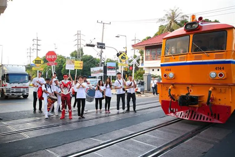 ขับรถกลับบ้านช่วงสงกรานต์แบบไม่หวั่นทางรถไฟด้วย 4 ทริค ข้ามจุดตัดทางรถไฟอย่างปลอดภัย