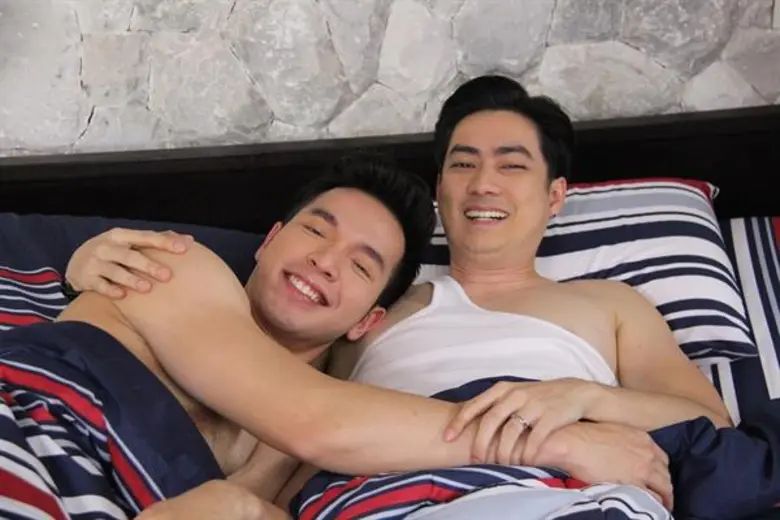 “ฟิล์ม-บอย” ผวาประตูหลัง เมารั่ว...มั่วกันบนเตียง