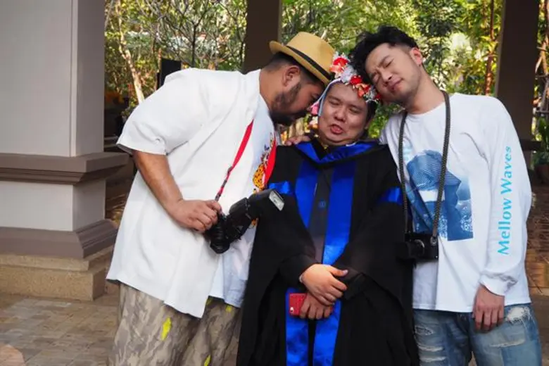 “ป๊อบ ปองกูล” จัดให้ ฮาทั้งโซเชียล !! รูปหนุ่มรับปริญญาหลับตาปี๋ ใน “ถ่ายเรี่ยราด”