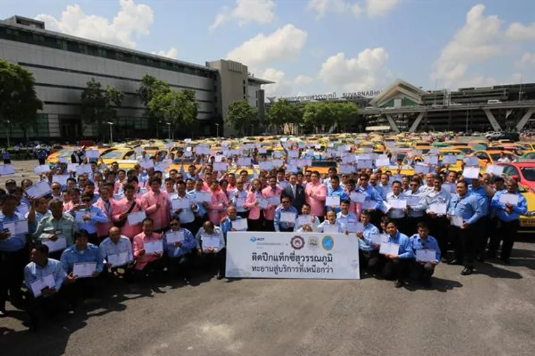 สคช. ร่วมมือแบบพหุภาคี กับ บริษัท ท่าอากาศยานไทย จำกัด (มหาชน) : ท่าอากาศยานสุวรรณภูมิ กรมพัฒนาฝีมือแรงงาน กระทรวงแรงงาน และมหาวิทยาลัยสวนดุสิต พัฒนาผู้ขับขี่รถยนต์โดยสารสาธารณะ (แท็กซี่) ที่ให้บริการ ณ ทสภ.ให้มีมาตรฐานอาชีพเป็นที่ยอมรับจากนานาชาติ