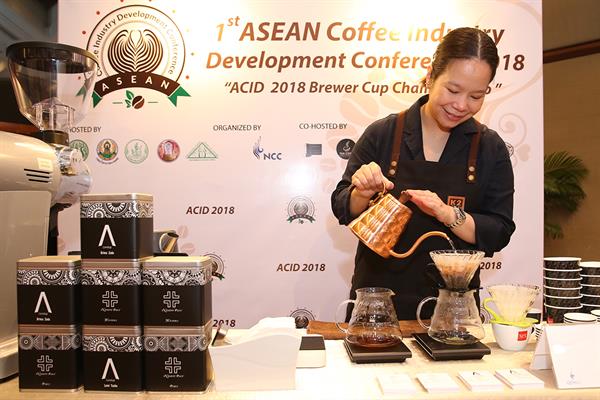 ภาครัฐจับมือเอกชนร่วมพัฒนาอุตสาหกรรมกาแฟไทยต้นน้ำ-ปลายน้ำ พร้อมดันเป็นพืชเศรษฐกิจตัวใหม่ ล่าสุดร่วมกลุ่มประเทศอาเซียน เปิดโครงการประชุมการพัฒนาอุตสาหกรรมกาแฟในอาเซียน ครั้งที่ 1 สร้างโรดแมปแหล่งผลิตกาแฟสำคัญของโลก