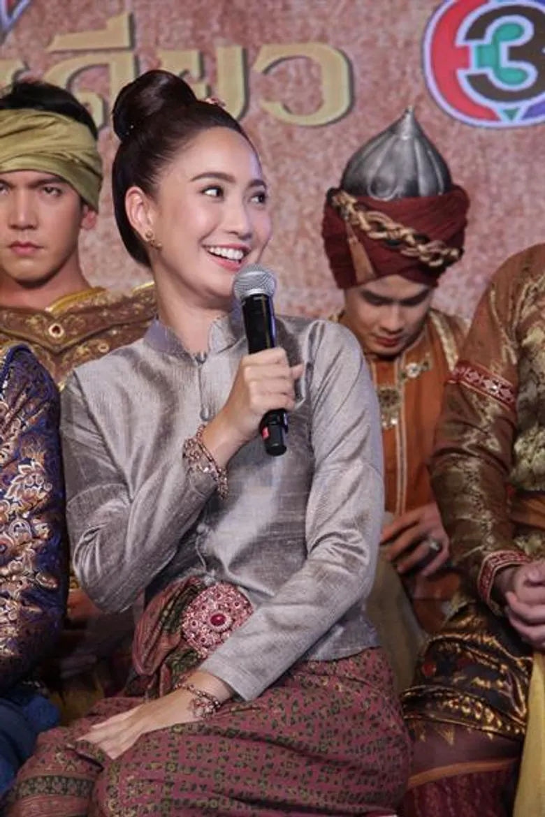“เจมส์ จิรายุ – แต้ว ณฐพร” นำทัพนักแสดง เนรมิตกรุงศรีอยุธยาตอนปลาย เปิดตัวละครพีเรียดฟอร์มยักษ์ “หนึ่งด้าวฟ้าเดียว” สุดอลังการ