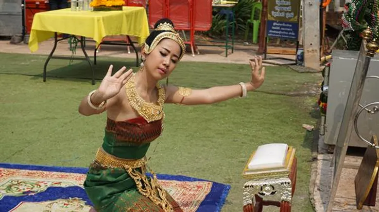 นักร้องลูกทุ่งสาว "ลูกน้ำ วลัยพรรณ" ย้ายค่าย!! รำถวายแม่นาคี ฟ้าครึ้ม..พายุเข้า