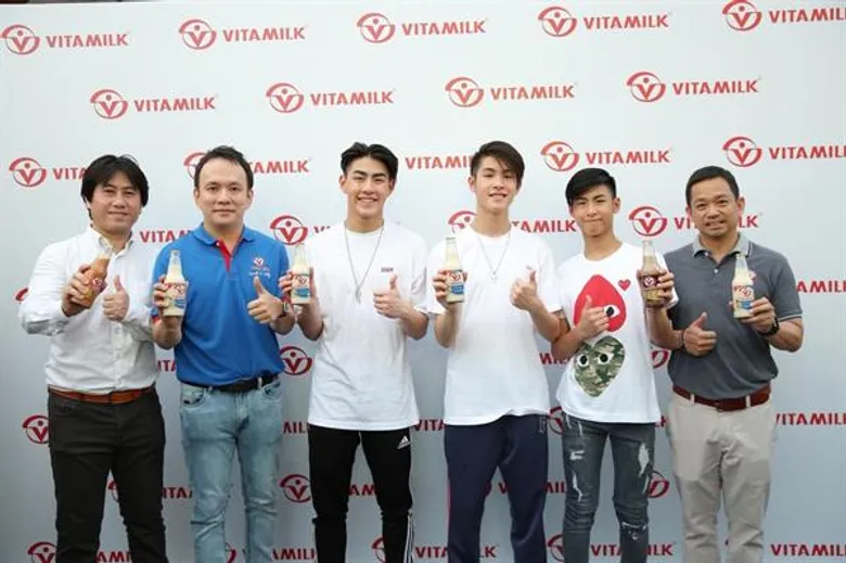 ไวตามิ้ลค์ ชวนคนรุ่นใหม่ ตอกย้ำ กายพร้อมใจพร้อมเราทำได้ กับ “3เจ้า” พรีเซนเตอร์สุดฮอต ทำภารกิจพิชิตใจสุดมันส์ สนั่นกรุง !