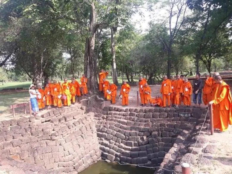พลเรือเอกสมภพ ภูริเดช ให้การต้อนรับและถวายอาหารเพลแด่สามเณร ๖๕ รูป โดย ดร.หม่อมหลวงภัทรชาติ ประวิตร เป็นวิทยากรบรรยายเรื่องเขาคลังนอก เมืองประวัติศาสตร์ศรีเทพ อาณาจักรทวารวดี