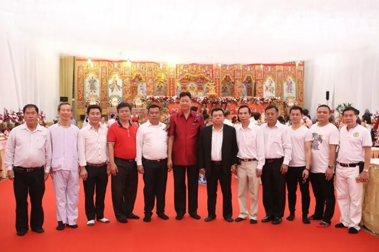 ศ.ดร.พันธ์ยศ อัครอมรพงศ์ ประธานชมรมผู้ประกอบการหนองแขม และคณะกรรมการ ร่วมงานพิธี ”กงจูเทียน” บูชาพระโพธิสัตว์และเทพธรรมบาล ที่ยิ่งใหญ่ที่สุดในประเทศไทย เพื่อความเป็นสิริมงคแก่ชีวิตและครอบครัว เทพธรรมบาลต่างๆที่ทำหน้าที่รักษาพระพุทธศาสนาที่มีการบูชา