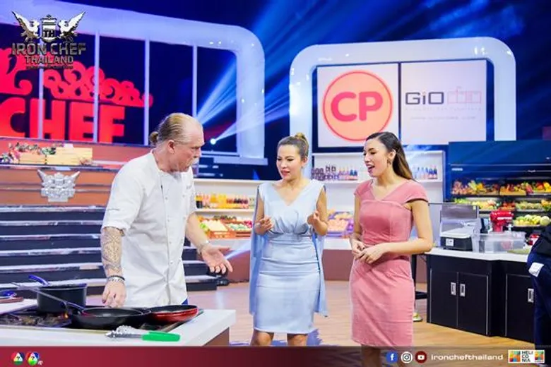 ทีวีไกด์: รายการ “เชฟกระทะเหล็ก” เวทีนี้ไม่มีพี่เลี้ยง “Ironchef Uk” ปะทะ “Ironchef Thailand”
