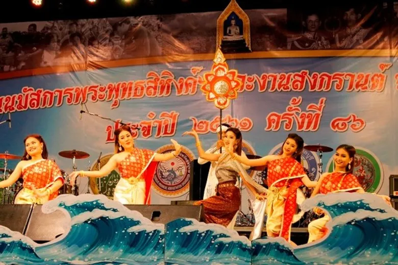 เหล่าออเจ้า นศ. ม.ศรีปทุม ชลบุรี โชว์ยิ่งใหญ่!! ในงานนมัสการพระพุทธสิหิงค์ฯ และงานสงกรานต์ งานประจำปี 2561 จังหวัดชลบุรี
