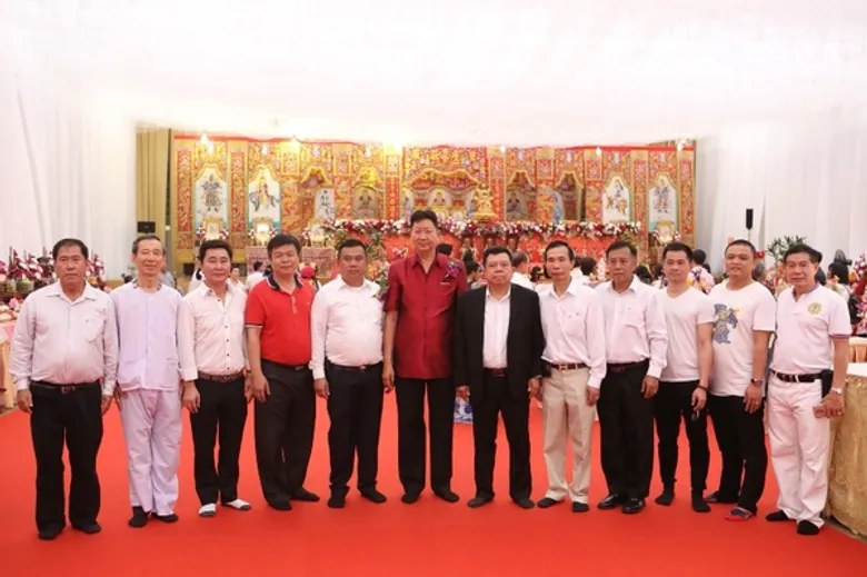ศ.ดร.พันธ์ยศ อัครอมรพงศ์ ประธานชมรมผู้ประกอบการหนองแขม และคณะกรรมการ ร่วมงานพิธี ”กงจูเทียน” บูชาพระโพธิสัตว์และเทพธรรมบาล ที่ยิ่งใหญ่ที่สุดในประเทศไทย