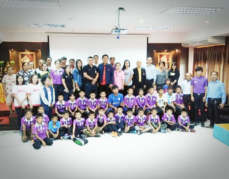 กองการศึกษา เทศบาลตำบลม่วงหวานใช้ฟุตบอลเป็นฐานจัดค่ายเยาวชนห่างไกลยาเสพติด