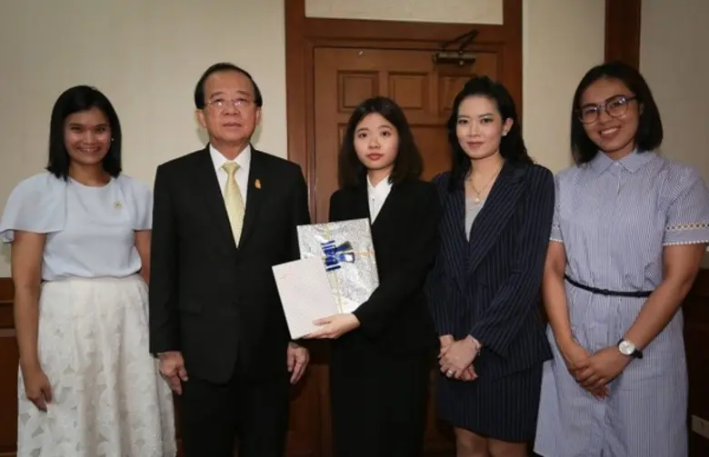 ภาพข่าว: อธิการบดี ม.รามฯ ยินดีกับบัณฑิตนิติศาสตร์ ได้รับรางวัล 'สัญญา ธรรมศักดิ์’